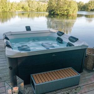 MSpa Oslo Hydrojet - 1.6m x 1.6m x 65cm - 6 Person Portable Frame Spa