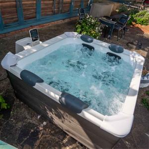 MSpa Tribeca Airjet - 1.6m x 1.6m x 65cm - 6 Person Portable Frame Spa